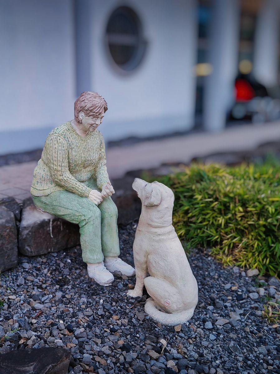 Auch diese Frau mit Hund sitzt unweit von AV 1/2