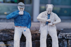 Skulpturen zweier Bergleute mit Schnupftabak