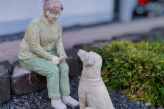 Auch diese Frau mit Hund sitzt unweit von AV 1/2