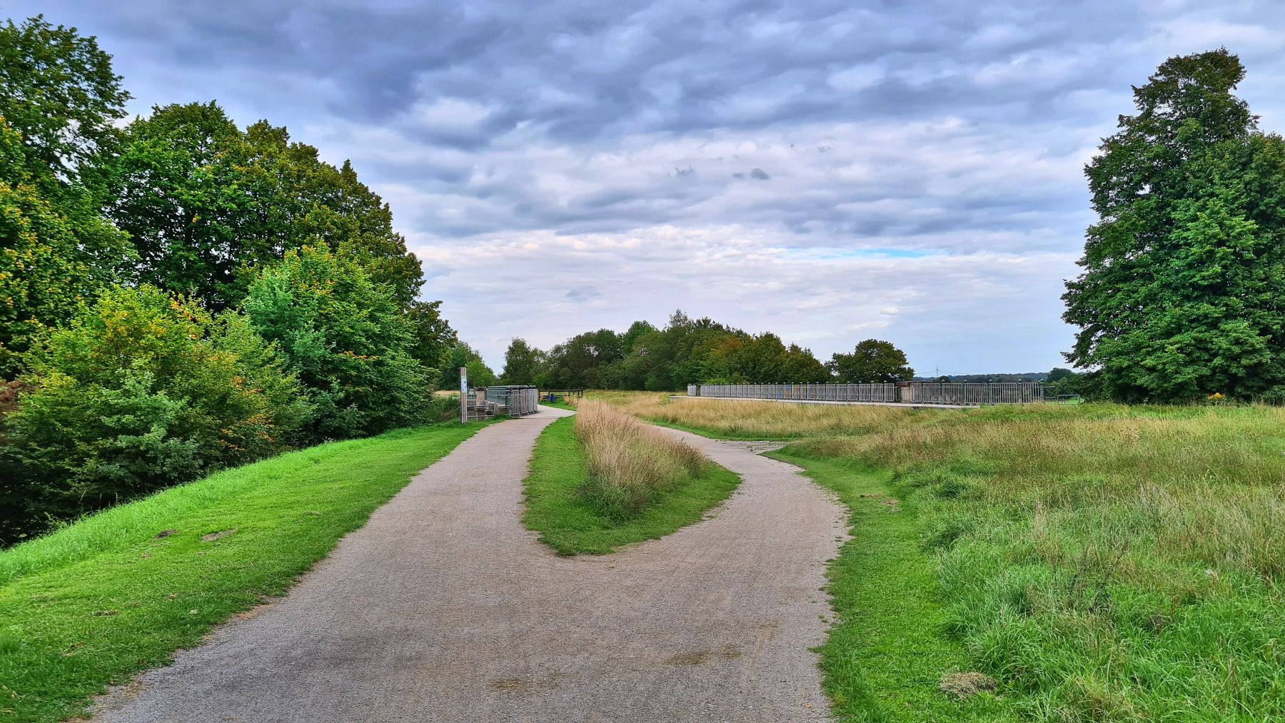 Blick von oben auf die trockengelegte Brücke