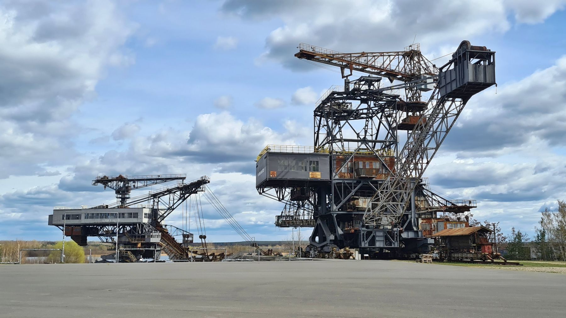 Links Eimerkettenbagger "Mad Max, rechts Absetzer "Medusa"