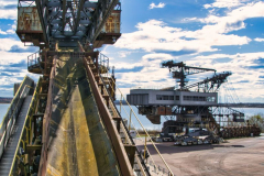 Absetzer "Gemini" (1022 A2s 2240) und rechts Eimerkettenbagger "Mad Max"