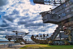 rechts: Raupensäulenschwenkbagger "Mosquito" (197 ERs 400)