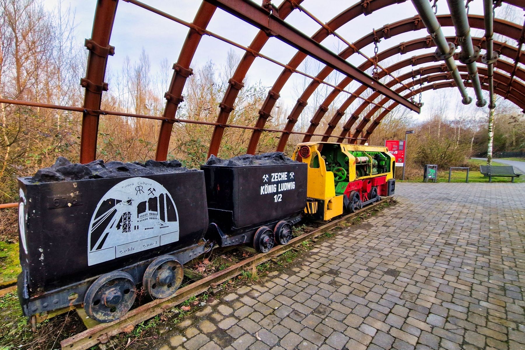 Diesellok und Grubenausbau