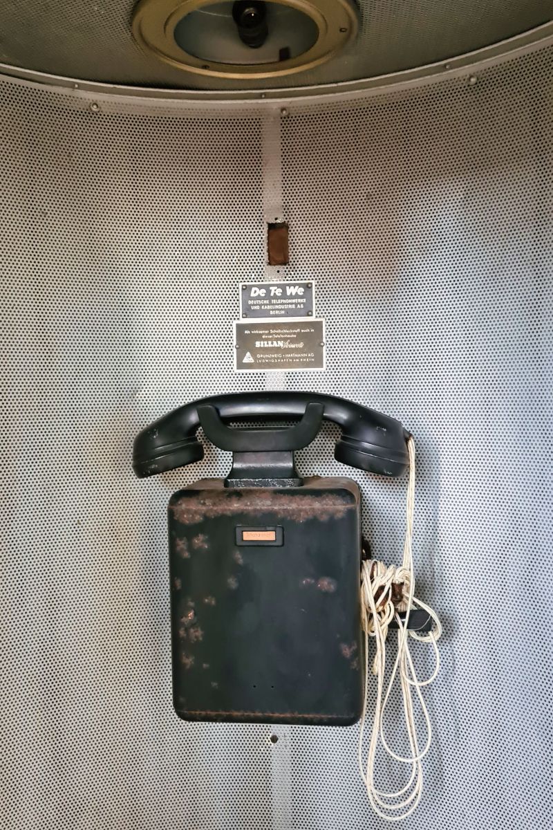 Kurioses Telefon in der Maschinenhalle
