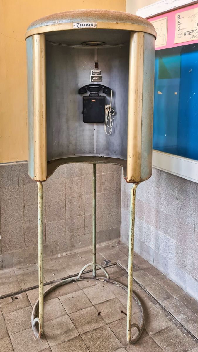 Kurioses Telefon in der Maschinenhalle