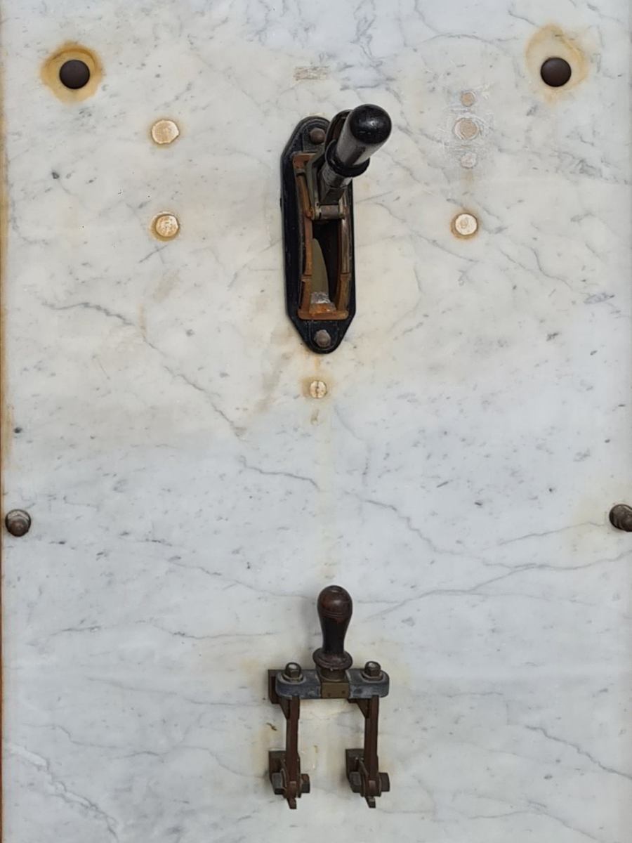 Detail alter Schaltschrank