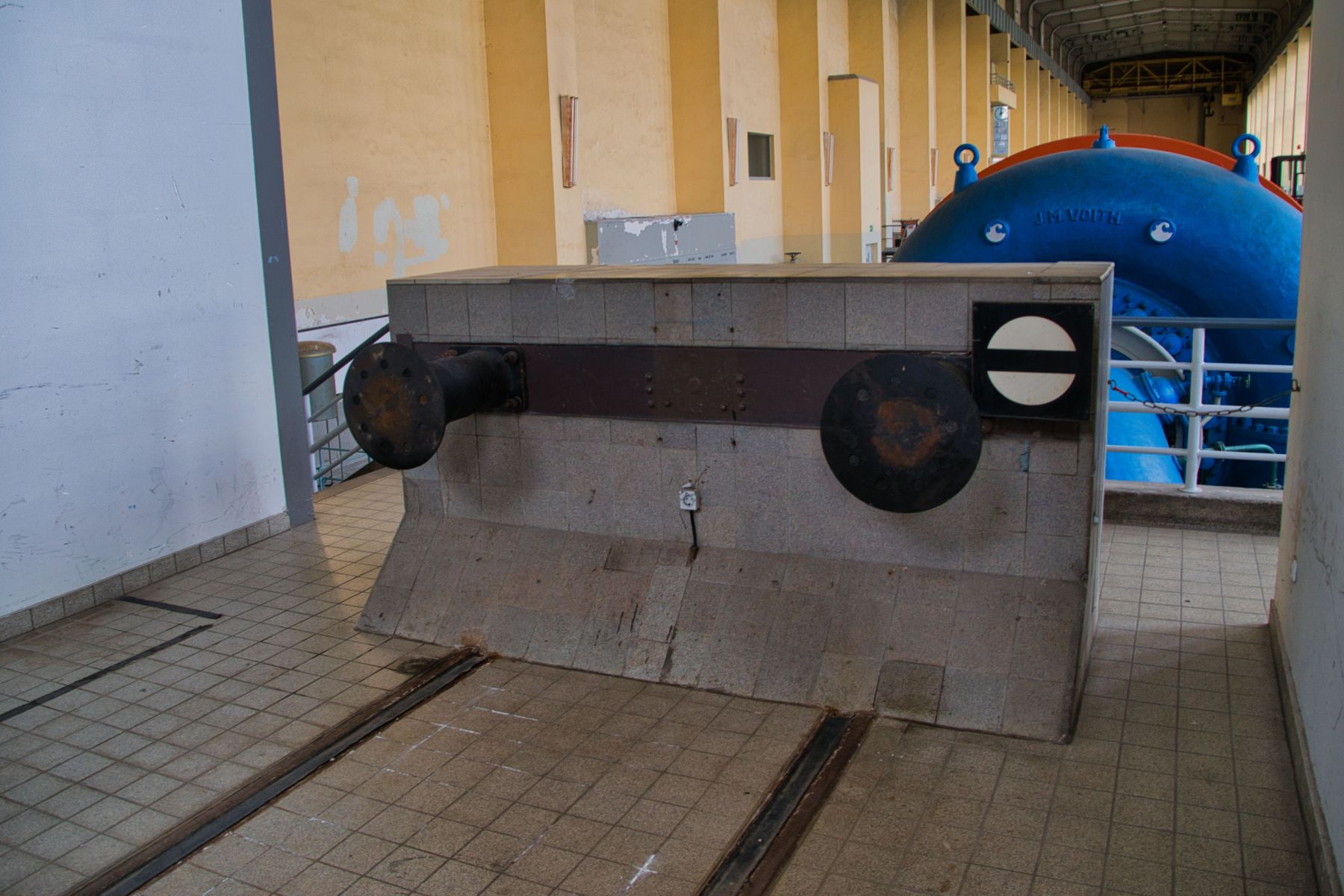 Kurioser Prellbock in der Maschinenhalle