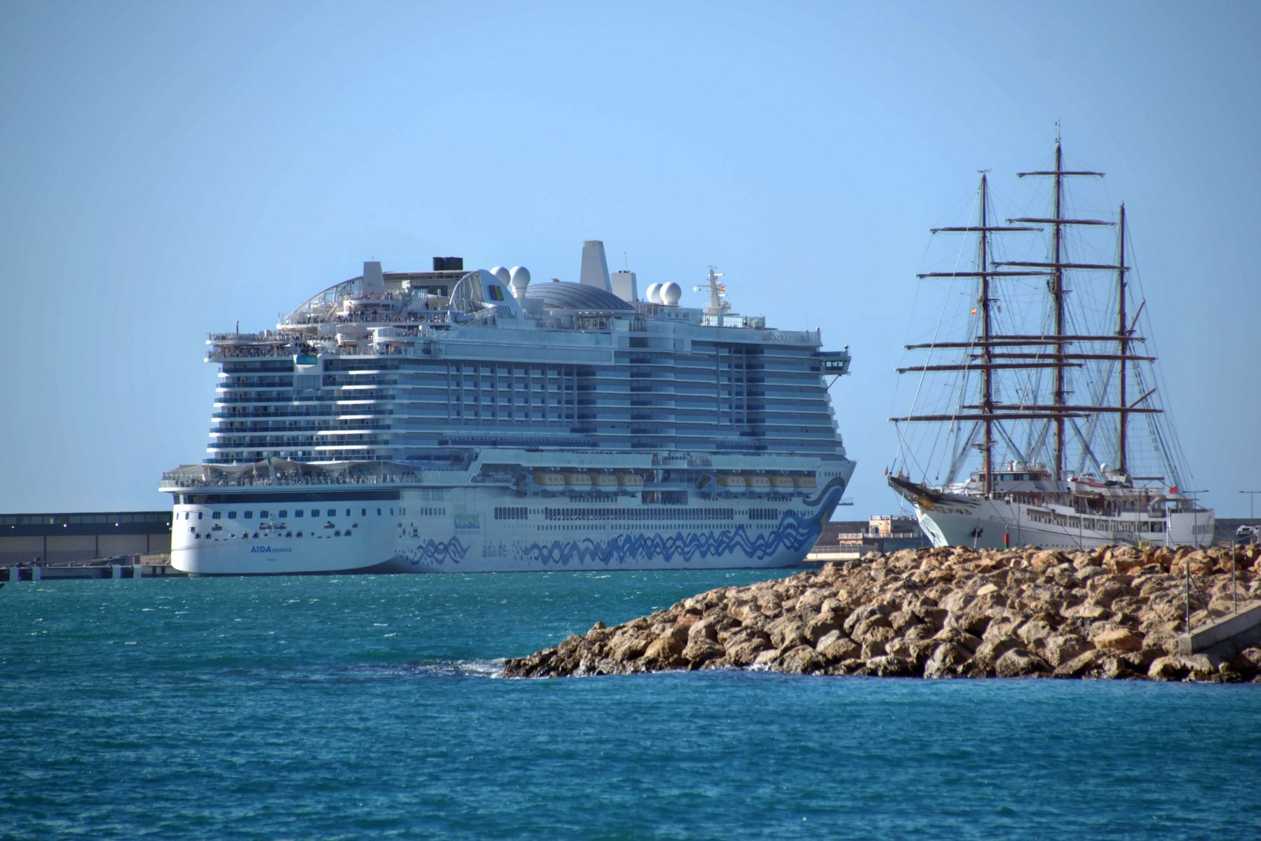 Mallorca: AIDAcosma und Sea Cloud II