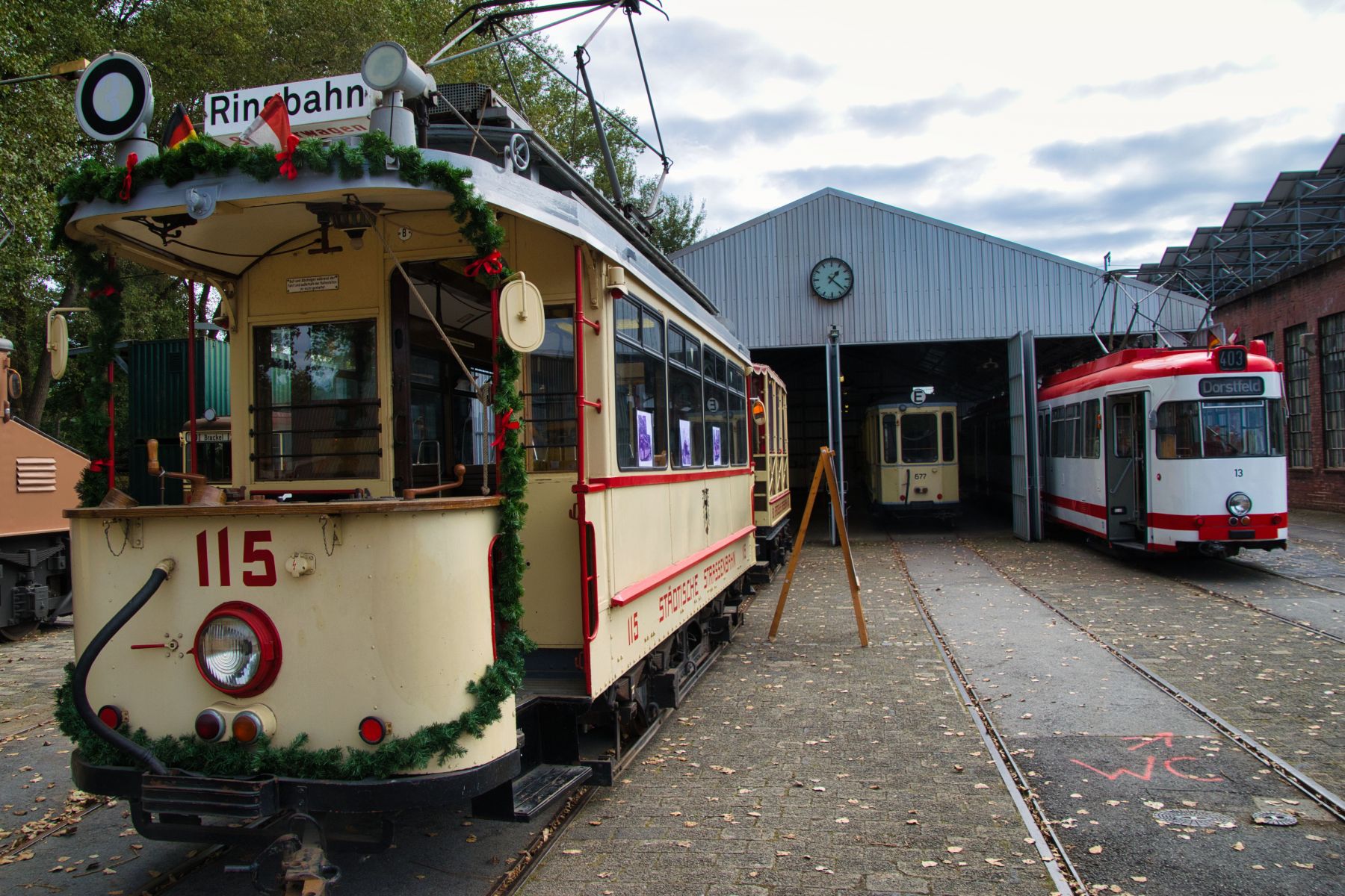 Links: Straßenbahn-Triebwagen 115 und Beiwagen 510