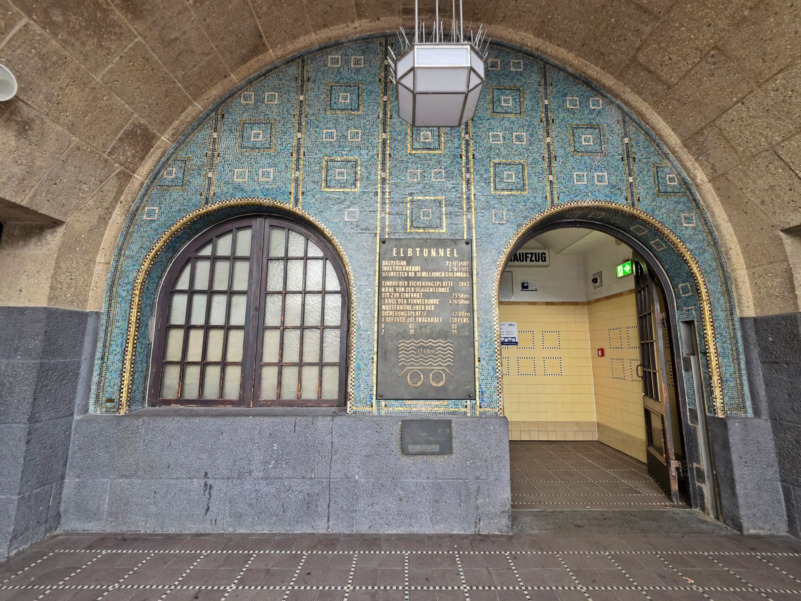 Alter Elbtunnel, Nordeingang. Zugang zum Personenaufzug