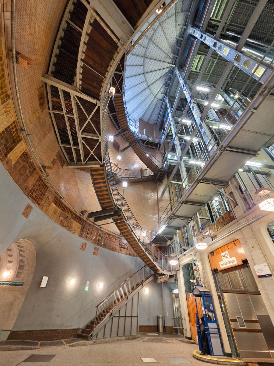 Blick hinauf im südlichen Zugangsbauwerk