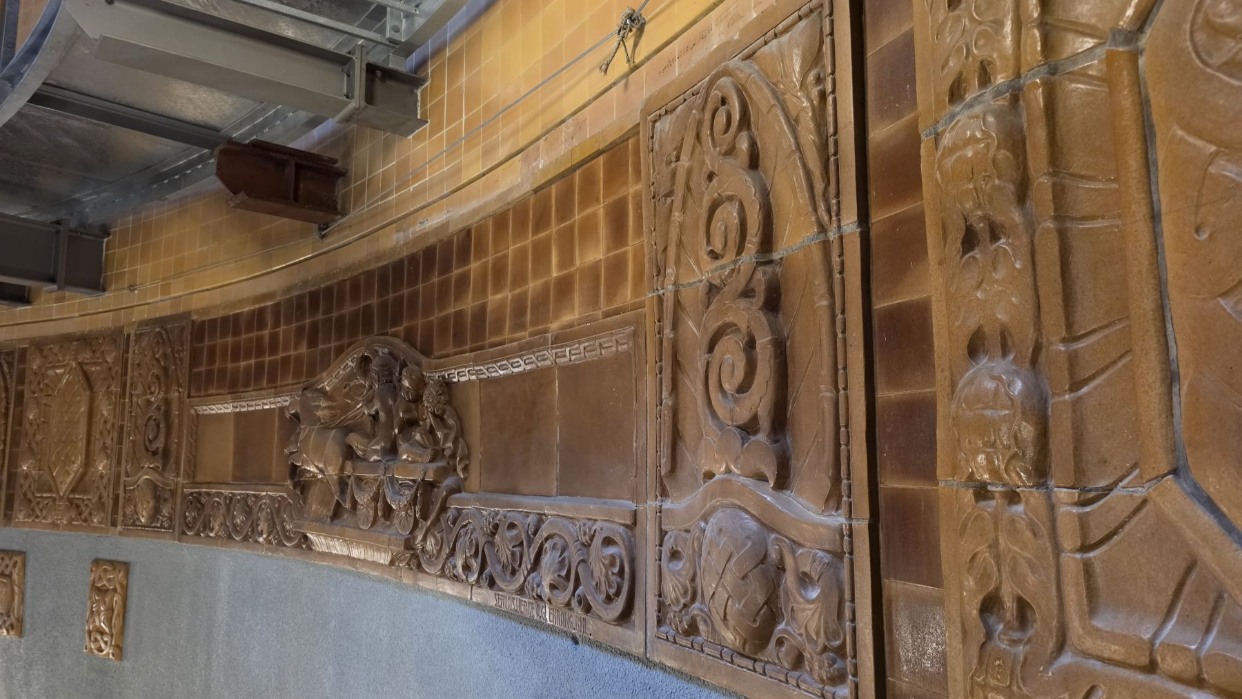 Verzierungen im Zugangsbauwerk