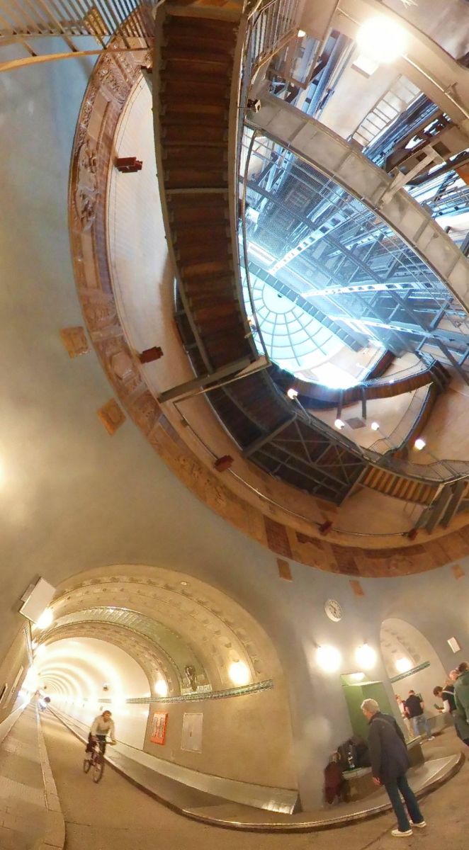 Perspektivisch verzerrte Aufnahme vom Zugangsbauwerk (360°)