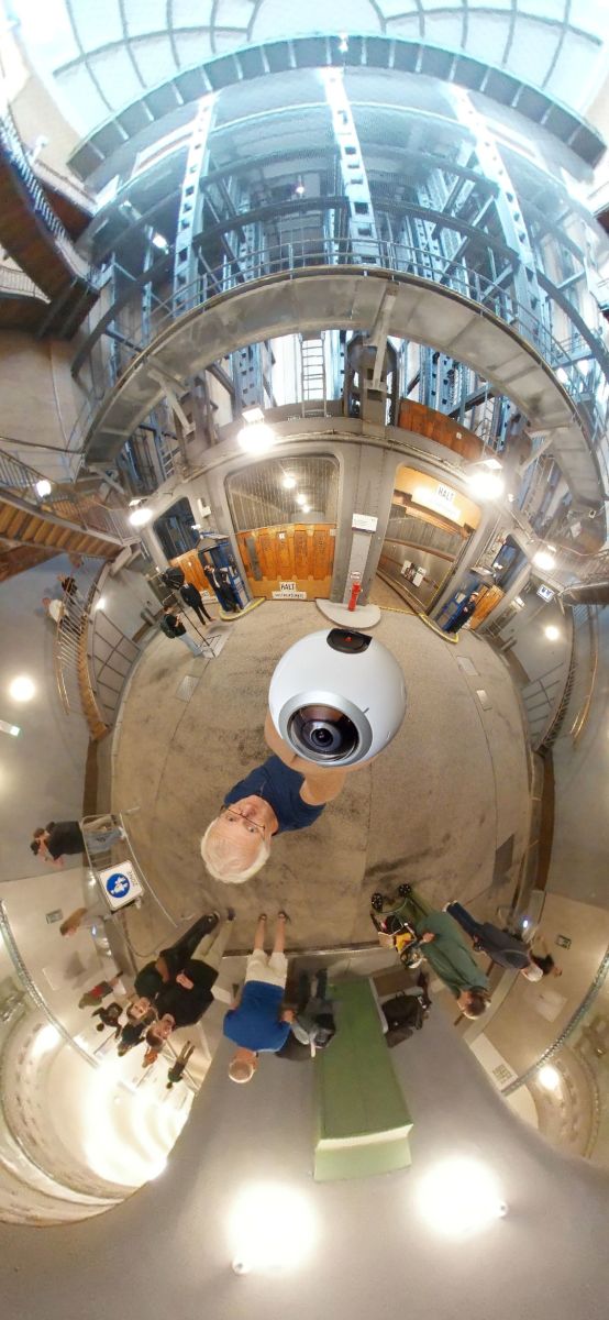 Perspektivisch verzerrte Aufnahme vom Zugangsbauwerk (360°)