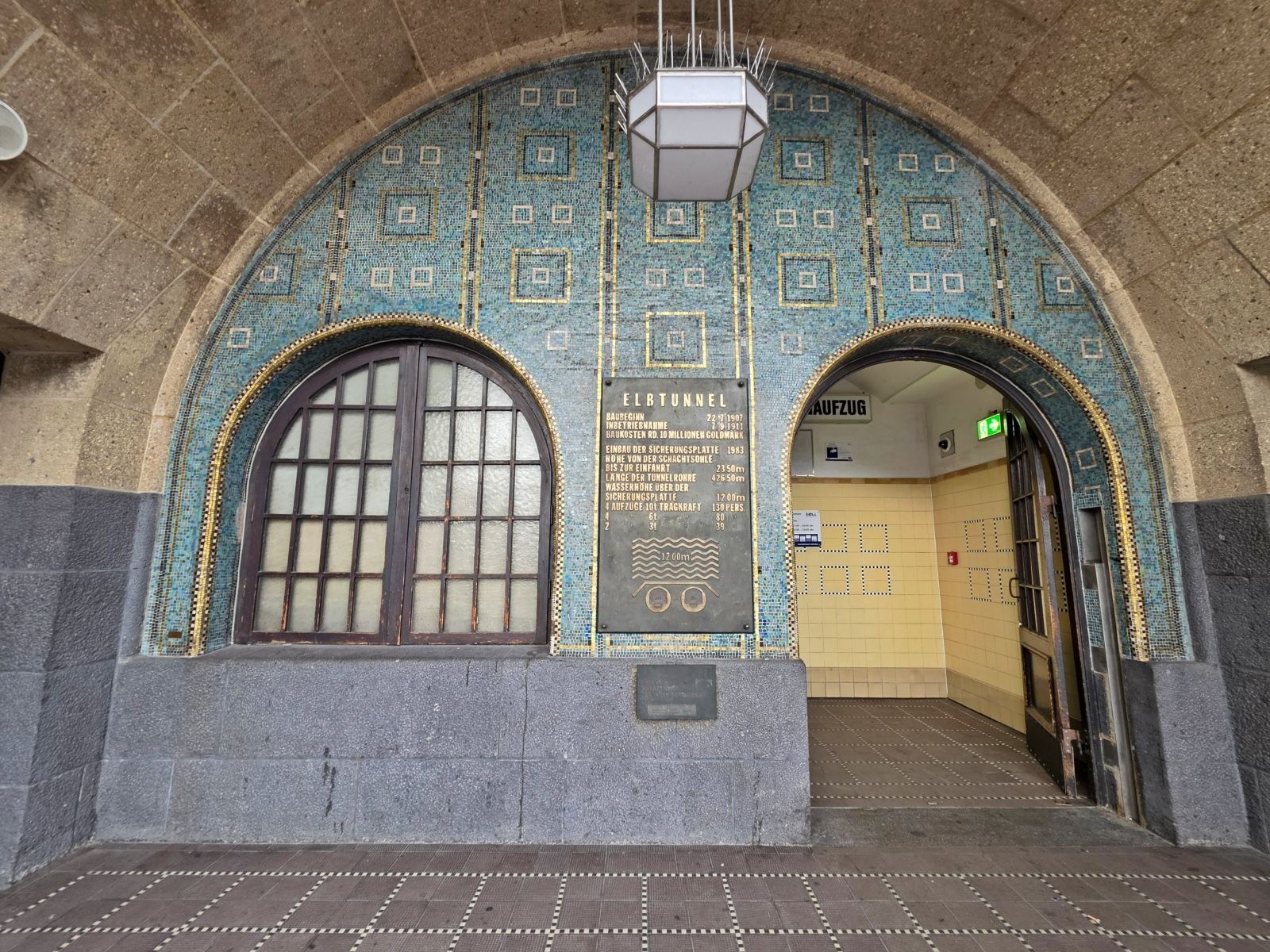 Alter Elbtunnel, Nordeingang. Zugang zum Personenaufzug