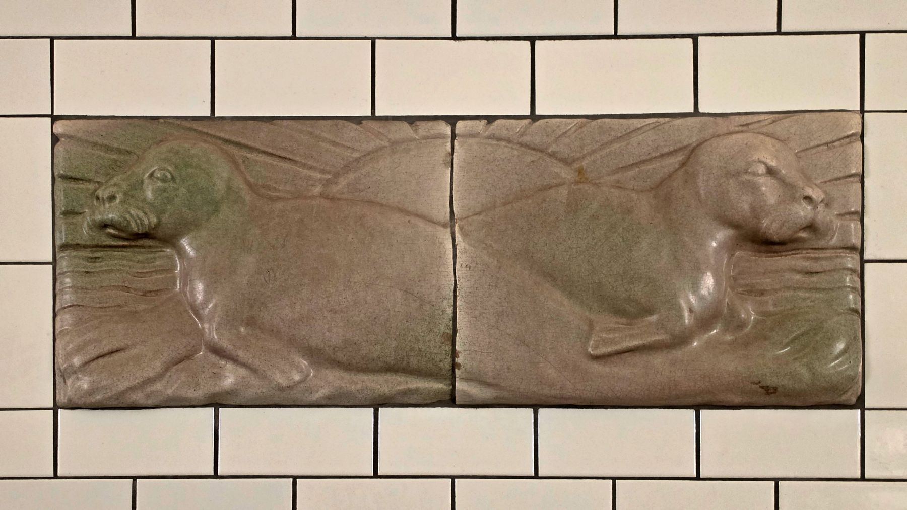 Eines von vielen Reliefs an der Tunnelwand