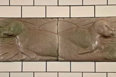 Eines von vielen Reliefs an der Tunnelwand