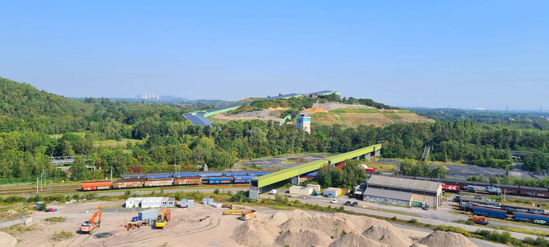 Bahnhof der Kokerei und Blick auf die Skihalle Bottrop