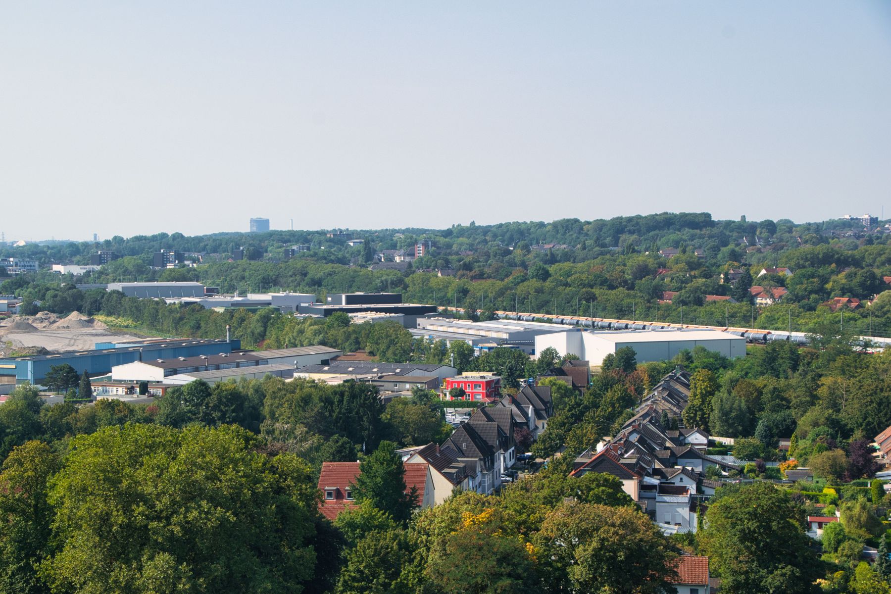 Gasometer Oberhausen in der Ferne (oben links)