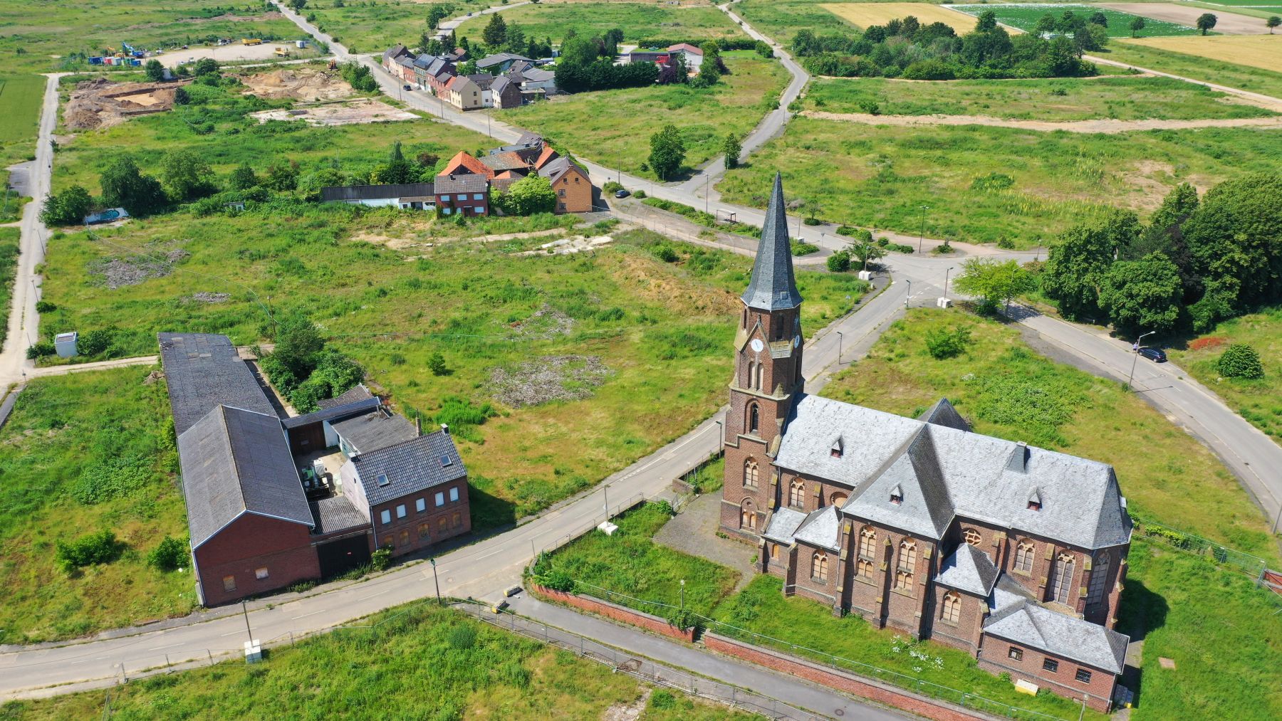 Die katholische Pfarrkirche St. Albanus und Leonhardus im aufgegebenen Manheim am Tagebau Hambach