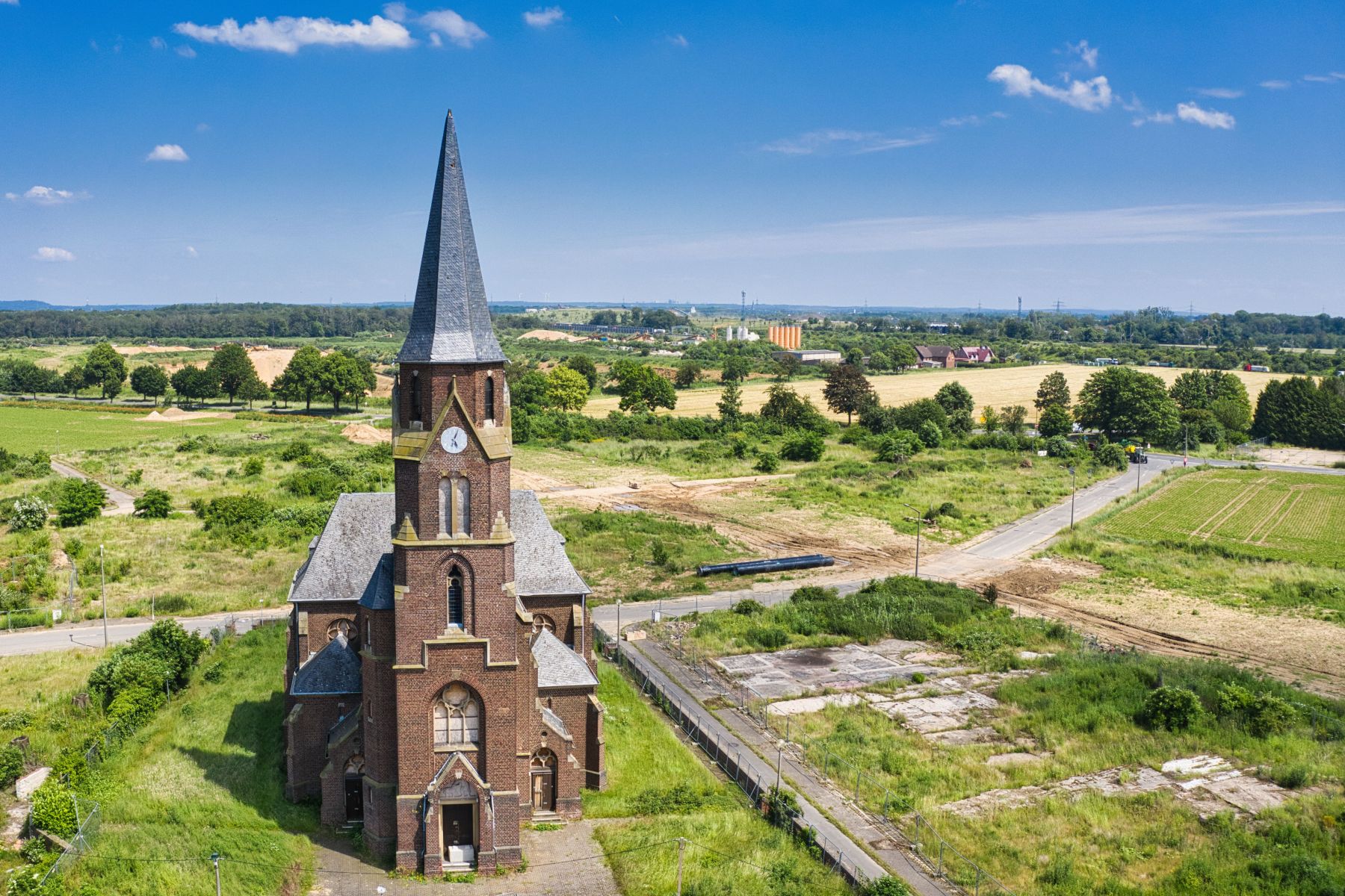 Die katholische Pfarrkirche St. Albanus und Leonhardus im aufgegebenen Manheim am Tagebau Hambach
