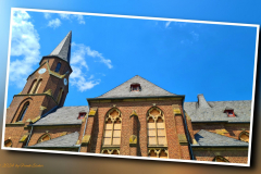 Die katholische Pfarrkirche St. Albanus und Leonhardus im aufgegebenen Manheim am Tagebau Hambach