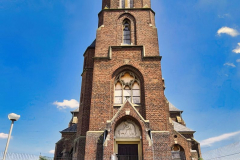 Die katholische Pfarrkirche St. Albanus und Leonhardus im aufgegebenen Manheim am Tagebau Hambach