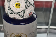 Prunkkrug der Dortmunder Kronen-Brauerei

mit den Autogrammen der BVB-Meistermannschaft
1995