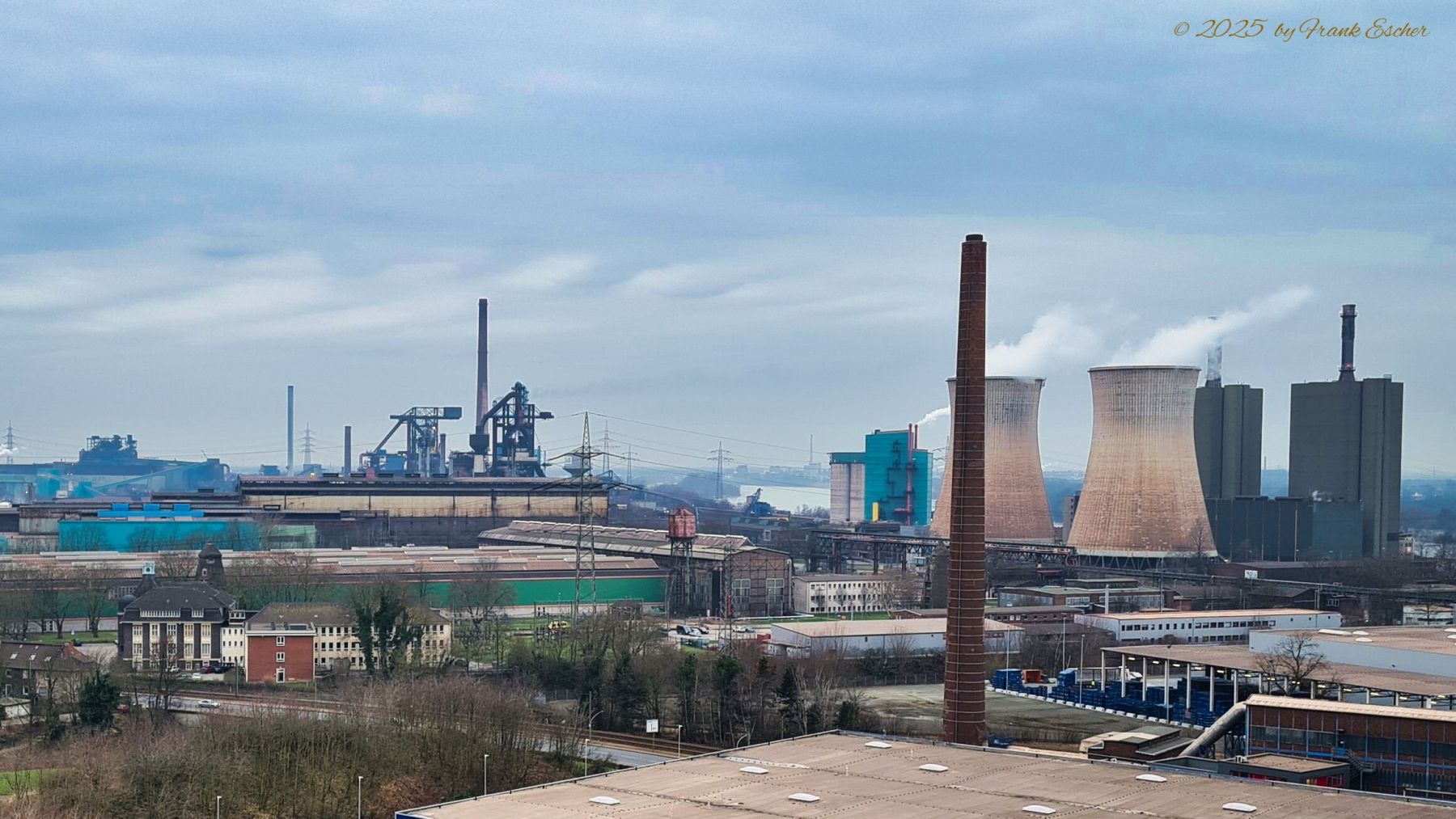 Schlot von Befesa Zinc Duisburg, dahinter Kraftwerk Huckingen. Links hinten Hüttenwerke Krupp Mannesmann (HKM)