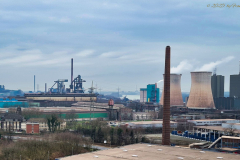 Schlot von Befesa Zinc Duisburg, dahinter Kraftwerk Huckingen. Links hinten Hüttenwerke Krupp Mannesmann (HKM)