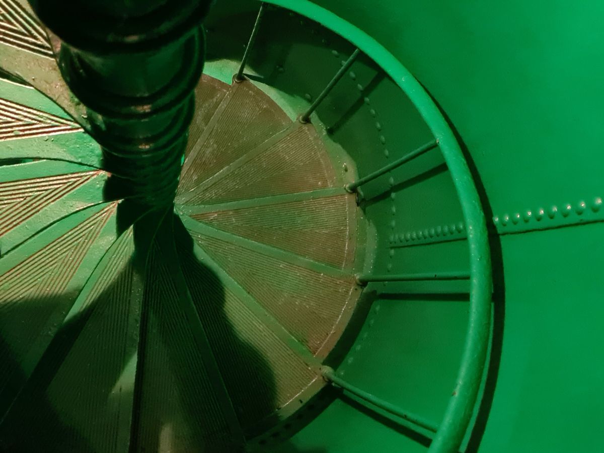 Wendeltreppe im Wassertank, Blick nach unten