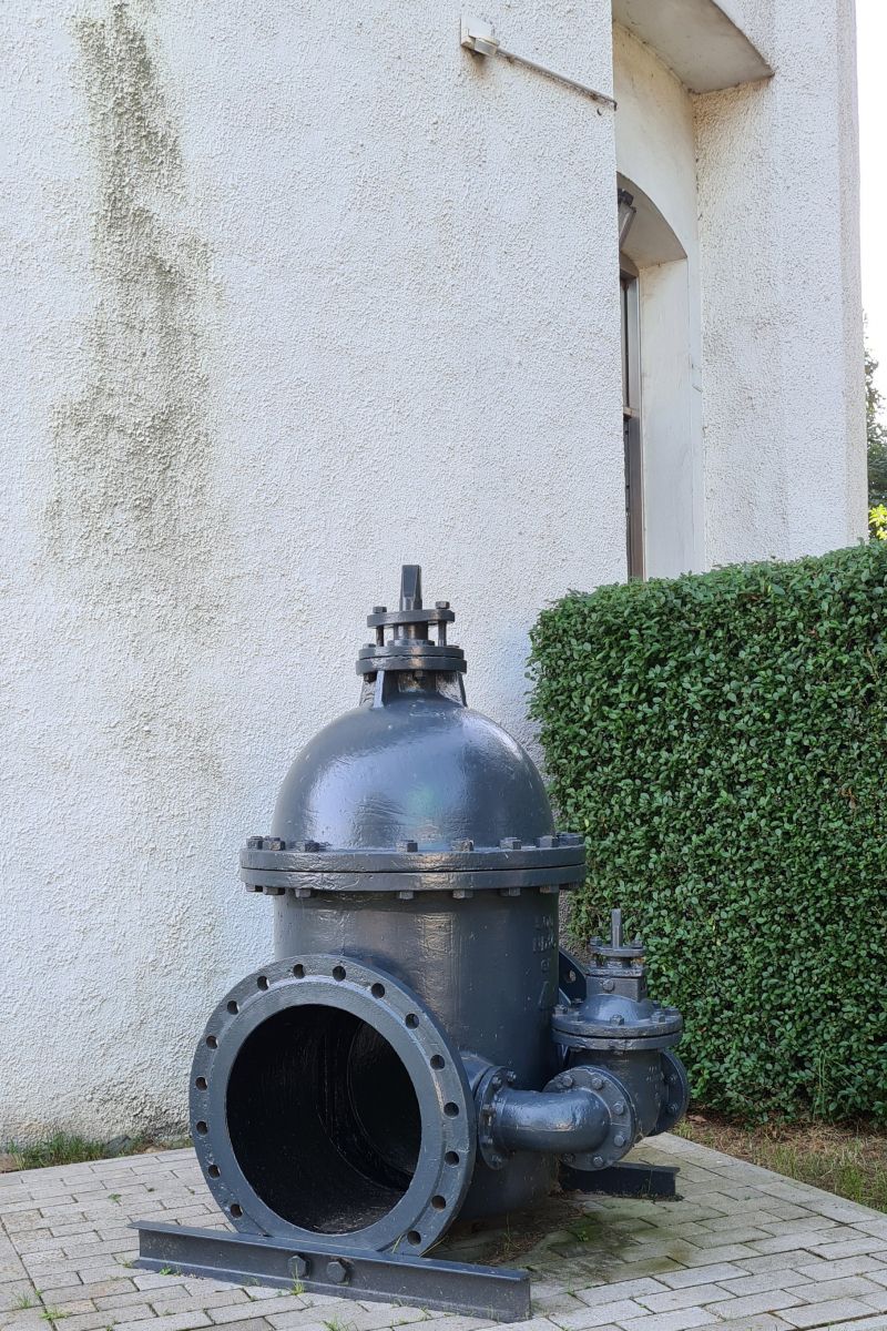 großer Wasserschieber vor dem Turmeingang