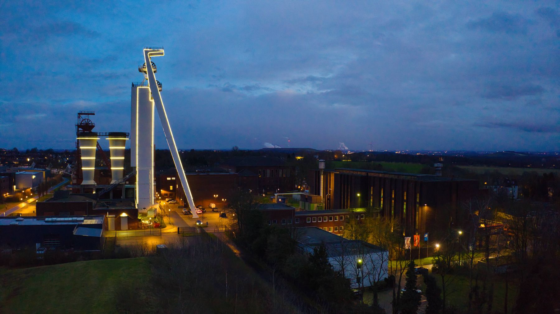 Schacht 4 mit Lichtinstallation, dahinter Schacht 3