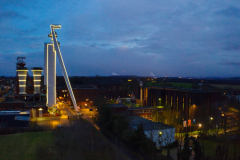 Schacht 4 mit Lichtinstallation, dahinter Schacht 3