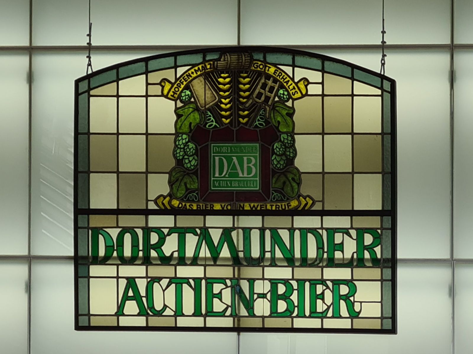 Beleuchtetes Glasfenster im Brauereimuseum Dortmund